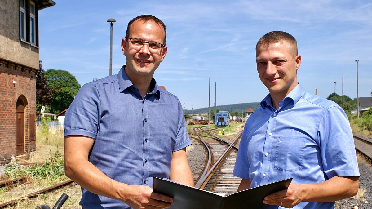 Martin Henkel und Martin Müller auf dem Bahnhofsgelände Vacha