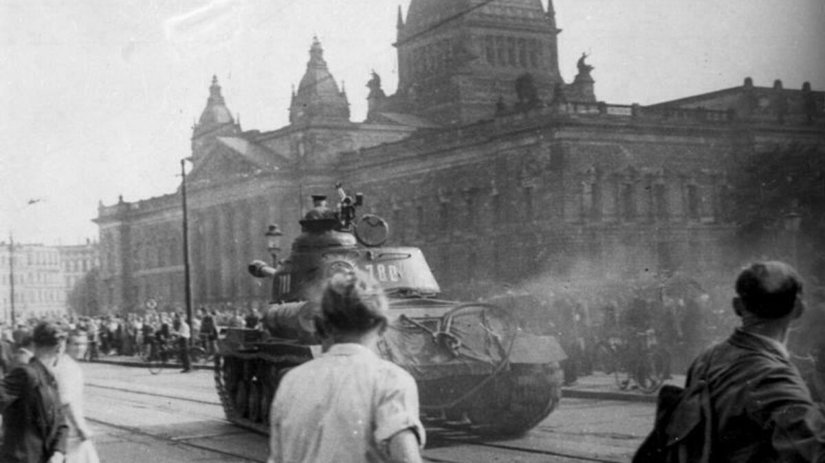 Bundesarchiv Bild 175 14676 Leipzig Reichsgericht Russischer Panzer